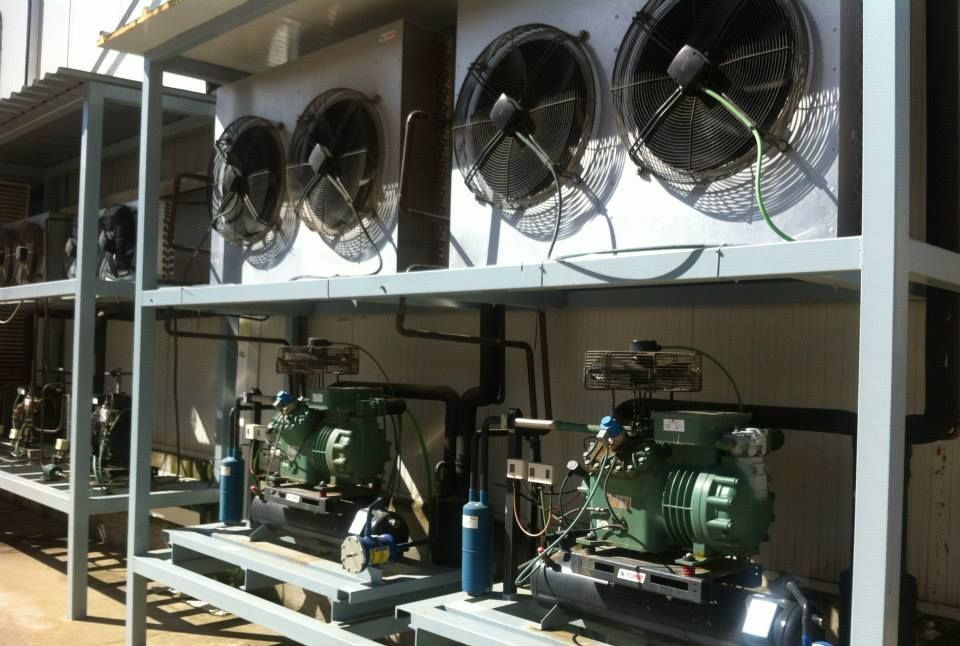 Compresores de frío industrial alineados en un almacén